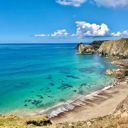 Cornish Caravan On The Lizard Peninsula, Cornwall. Chalet